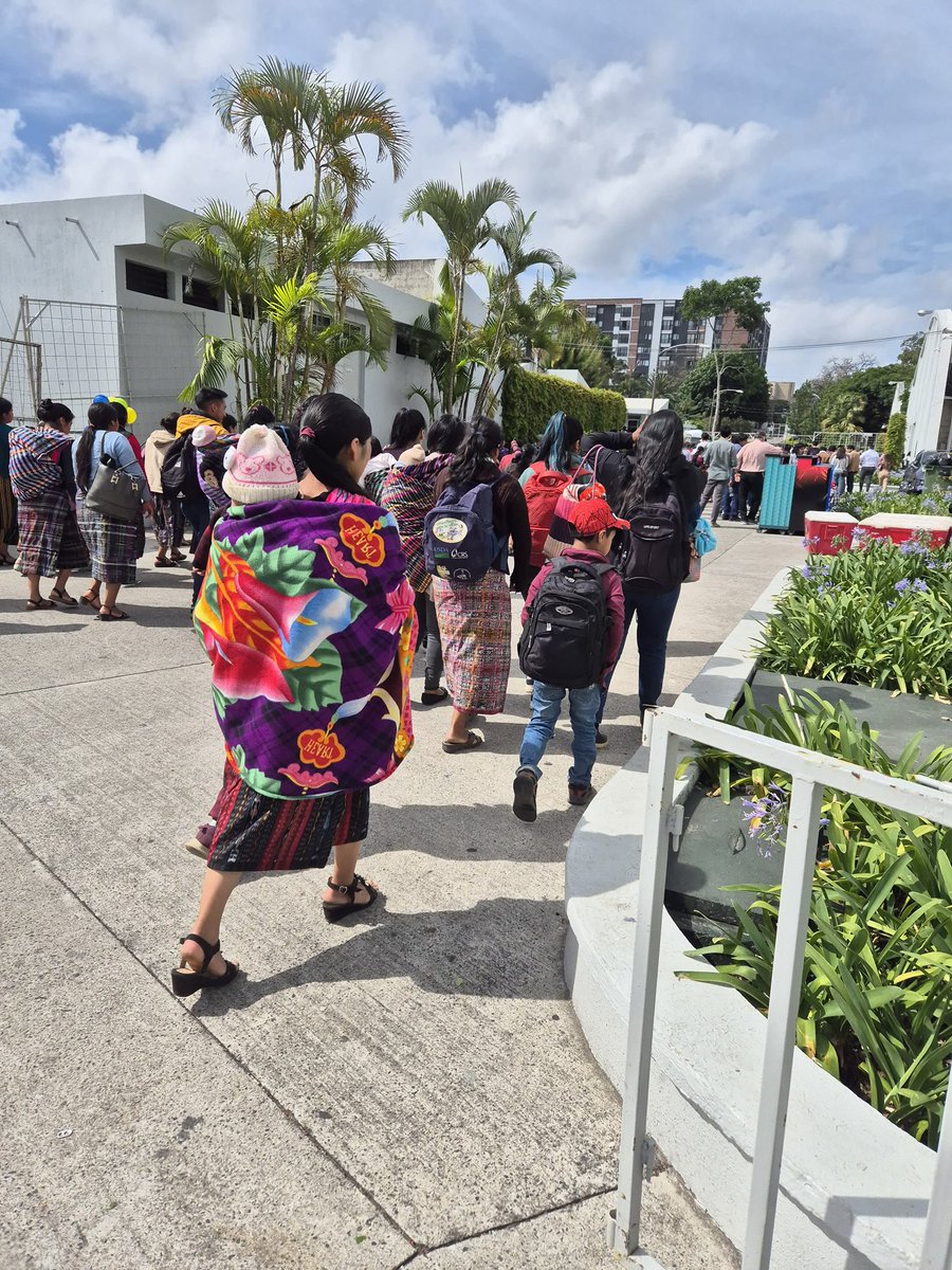 🌱👀 Son cientas las personas que han acudido a la asamblea para el comité pro formación de @semillaevo. Muchas llegan de lejos en buses y microbuses.

Ayer, dirigencias del partido a nivel territorial exigían que la asamblea se cancelara, Samuel Pérez se negó porque la