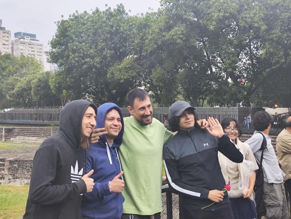 Miradme
Junto a tres titanes mexas