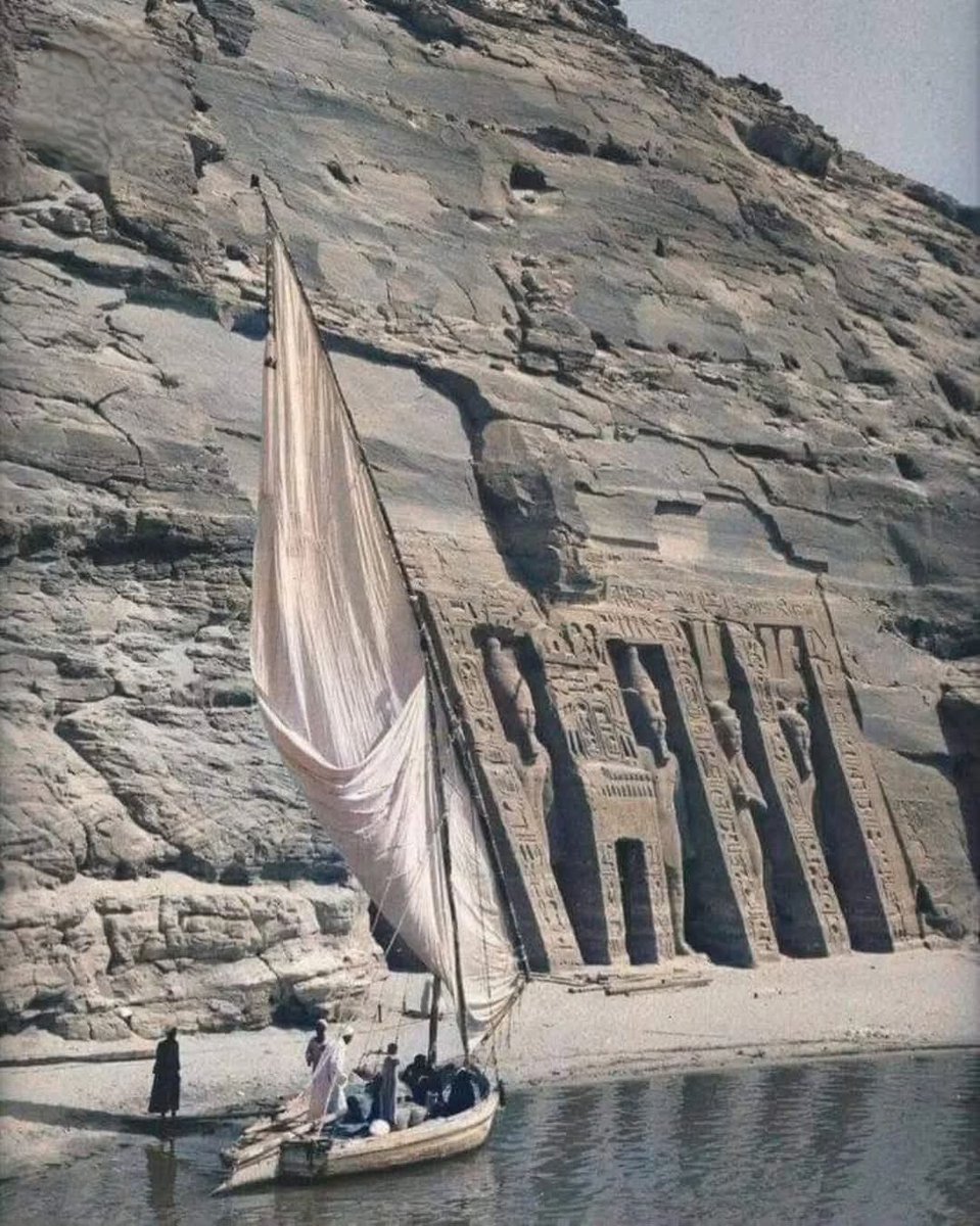 Antigua foto del templo de Nefertari en Abu Simbel (Egipto), dedicado a la diosa Hathor, antes de haber sido trasladado a su nuevo emplazamiento por la amenaza de su hundimiento por las aguas de la presa de Aswan.