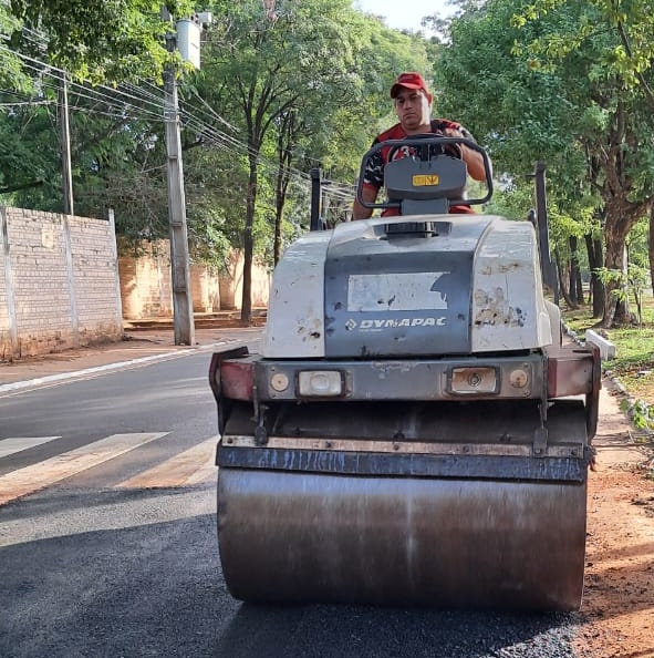 Domingo de trabajo 🌤️
Aprovechamos la baja circulación vehicular para realizar  reposición de asfalto 🚧