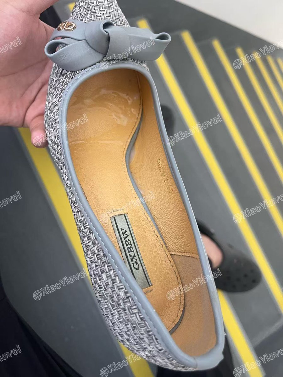 【小奕原创】今天来高档小区逛一逛 一般最怕高档小区入户门装监控 刚好有一户没有监控的鞋柜 帮这个骚逼保养一下鞋子吧嘻嘻 #扫楼打胶 #射鞋