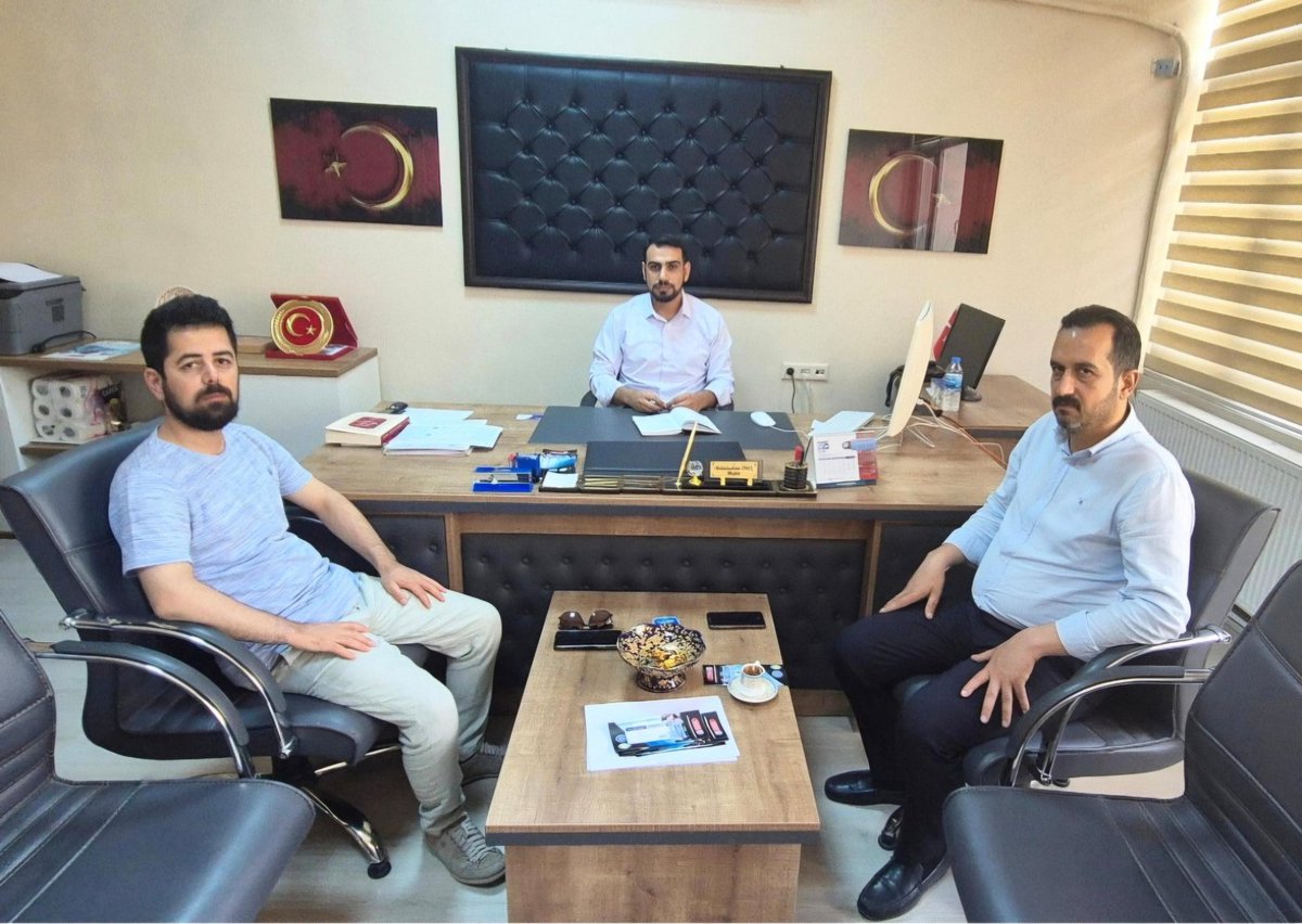 Şanlıurfa Barosu Yön. Kur. Üyesi Av. İbrahim Halil Tüysüz ve Av. Mehmet Taştan ikili iş birliği kapsamında HAYEM Müdürlüğümüze ziyarette bulundu. Değerli ziyaretleri için teşekkür ederiz.