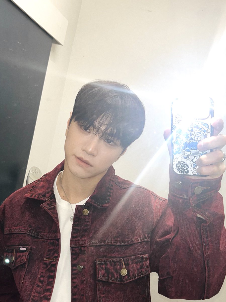 [#태환]

 Pinch me now!🧏🏻‍♂️

#VANNER #배너 #TAEHWAN