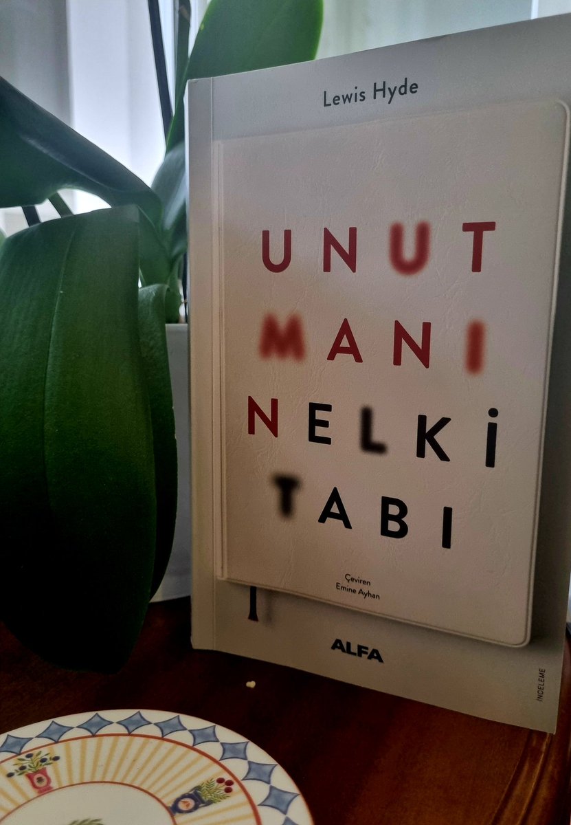 Hafızaya hatırlamaktan bağlanmış biri için bu tersten okuma tam bir başkalaşma deneyimi sunuyor. ".. unutmanın yaratıcı ve siyasi bir güç olarak şimdiki zamana ne gibi olanaklar sağlayabileceğini", " bağışlanmayı" düşünmek, birarada yaşamanın olasılıklarına yolu çıkarmak için✨️