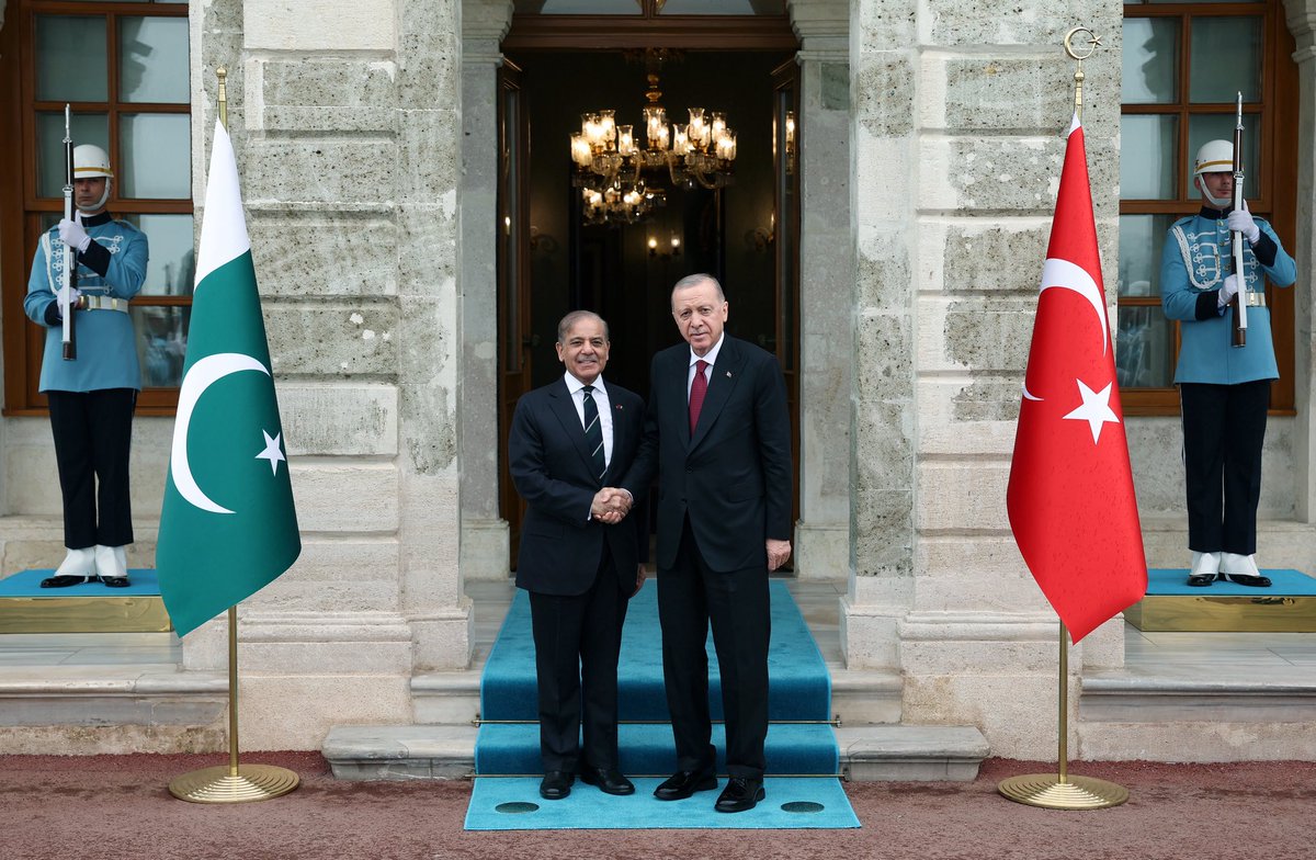 T.C. Cumhurbaşkanlığı (@tcbestepe) on Twitter photo Cumhurbaşkanımız <a href="/RTErdogan/">Recep Tayyip Erdoğan</a>, Pakistan Başbakanı Şahbaz Şerif’i Dolmabahçe Çalışma Ofisinde kabul etti. Cumhurbaşkanımız <a href="/RTErdogan/">Recep Tayyip Erdoğan</a>, Pakistan Başbakanı Şahbaz Şerif’i Dolmabahçe Çalışma Ofisinde kabul etti.