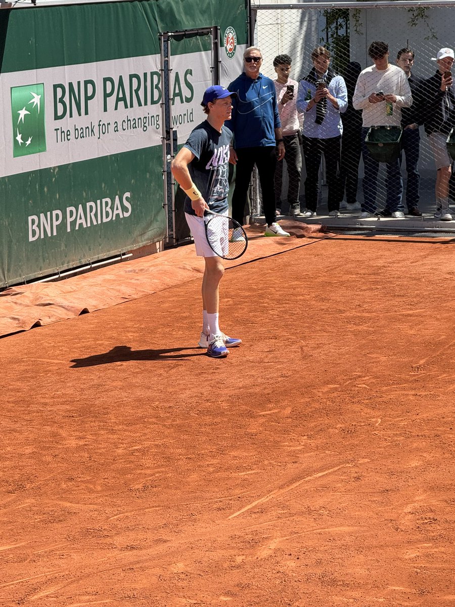 SportPerla's tweet photo. Jannik Sinner in practice #RolandGarros https://t.co/F2EaSg9FGF