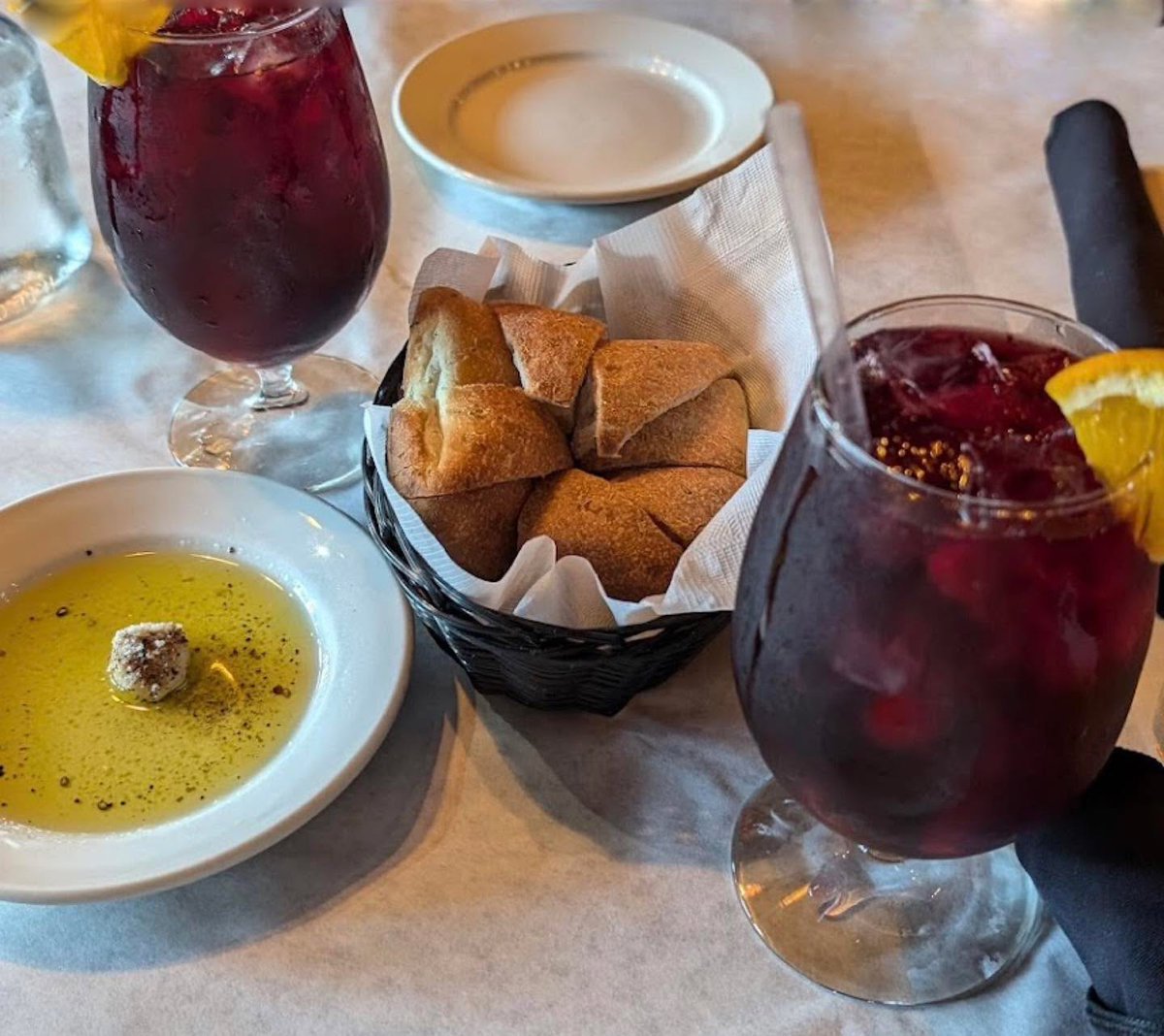 Refreshing sangria. Complimentary table bread. Your table is waiting! 🍷 linktr.ee/cheffeker
