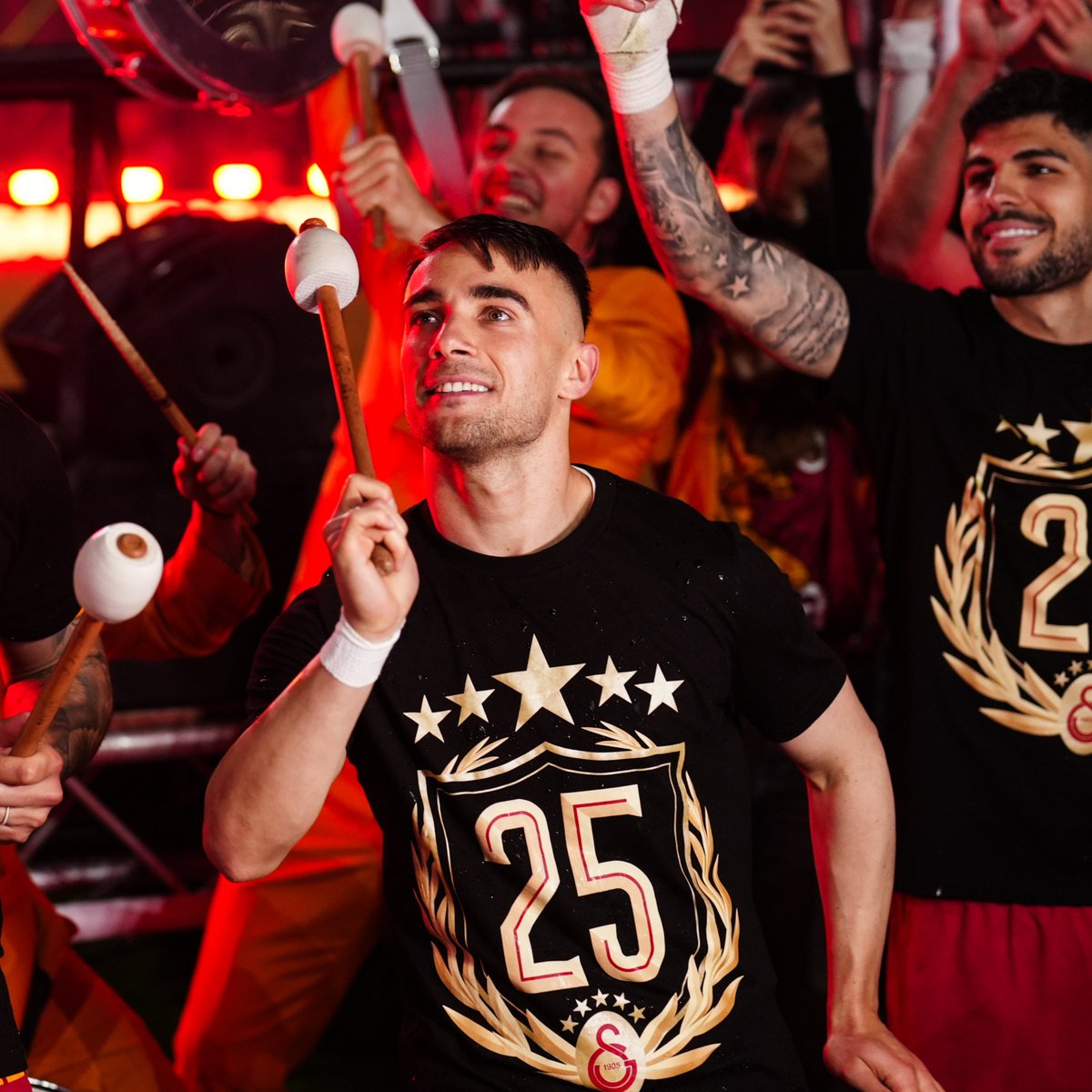 Yunus Akgün: "Bir şey söylemeye gerek yok. Türkiye'nin en büyüğü Galatasaray." (Tivibu Spor)