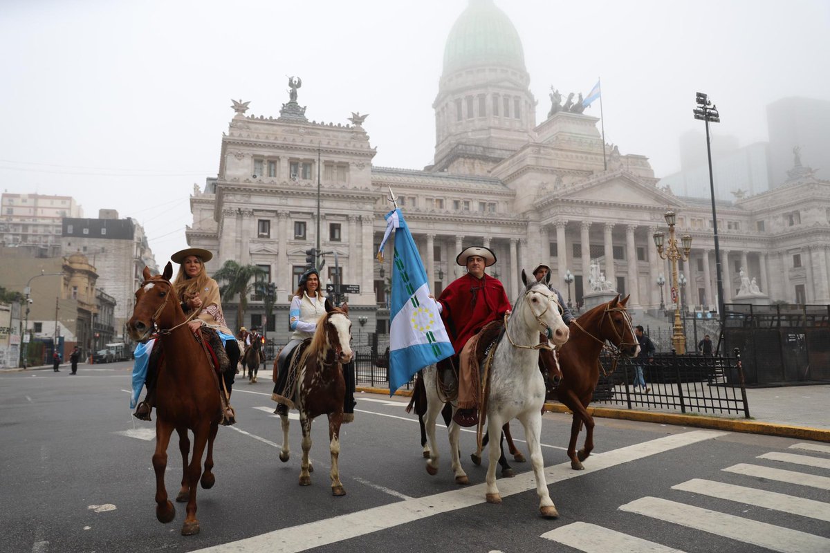 eugetale's tweet image. En el día de la Patria, todo mi compromiso con vos @PaoltroniF 

Quiero volver a creer. 
Quiero paz y unión. 
Quiero decencia y verdad. 
Quiero justicia. 
Quiero poder abrazar, visibilizar a los que sufren y luchar por un Nación unida por los valores que nos inculcaron nuestros…