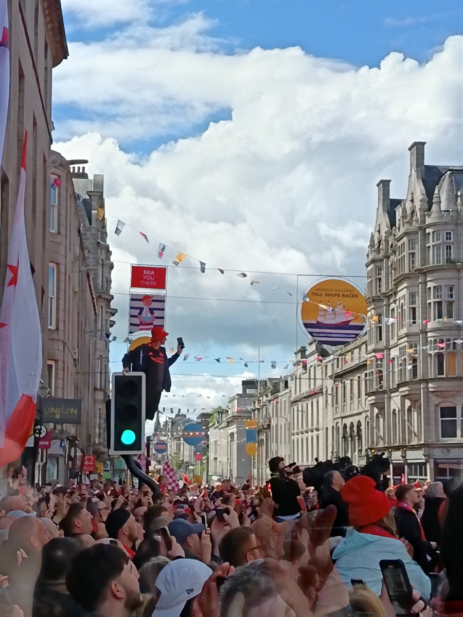 ColGDons's tweet image. Aberdeen cup parade. 🏆🚍