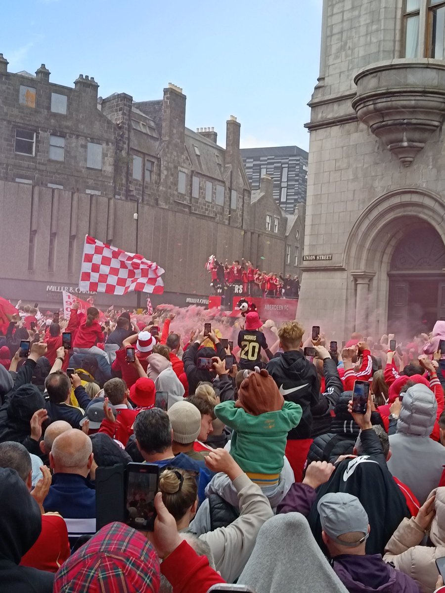 ColGDons's tweet image. Aberdeen cup parade. 🏆🚍