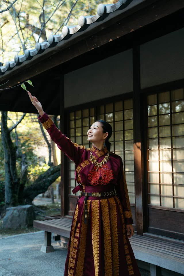 Тамгагүй төрд хувьсалын Урнаагийн оронд мисс А.Баярцэцэг тоглож эхэллээ.