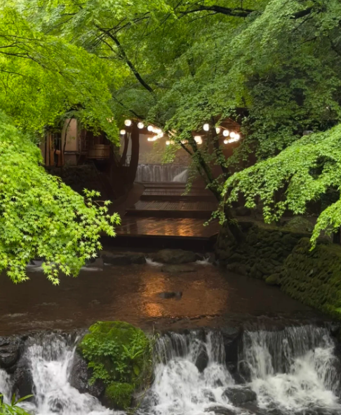 この緑豊かな秘密の場所へ足を踏み入れると、まるでおとぎ話の世界にいるかのように、小川のせせらぎ、滝のささやき、木陰で揺れる光の音が聞こえてきます。