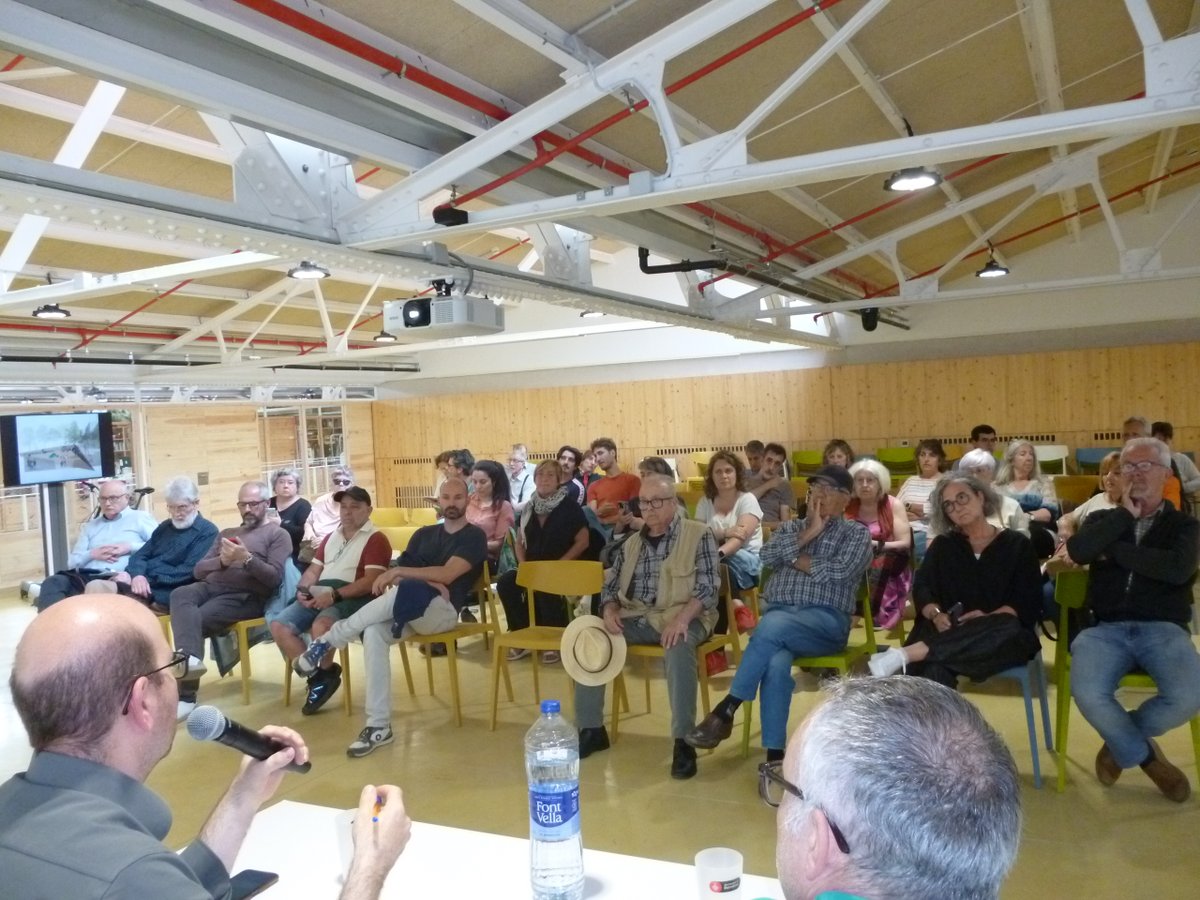 El solar del carrer Burgos amb Sagunt es convertirà en un espai jugable amb ús preferent per a l'escola <a href="/CalMaiol/">Escola Cal Maiol</a>.🌳🚸🛝
Al #SantsMontjuïcAlDia escoltem reportatge de la sessió informativa amb el veïnat.

🎧Audio👉go.ivoox.com/rf/148331693
📰Notícia📸👉el3.cat/noticia/101573…