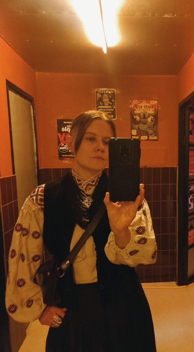 На День вишиванки не було ні погоди, ні настрою, зате ось лук із вишитою сорочкою до Дня Києва