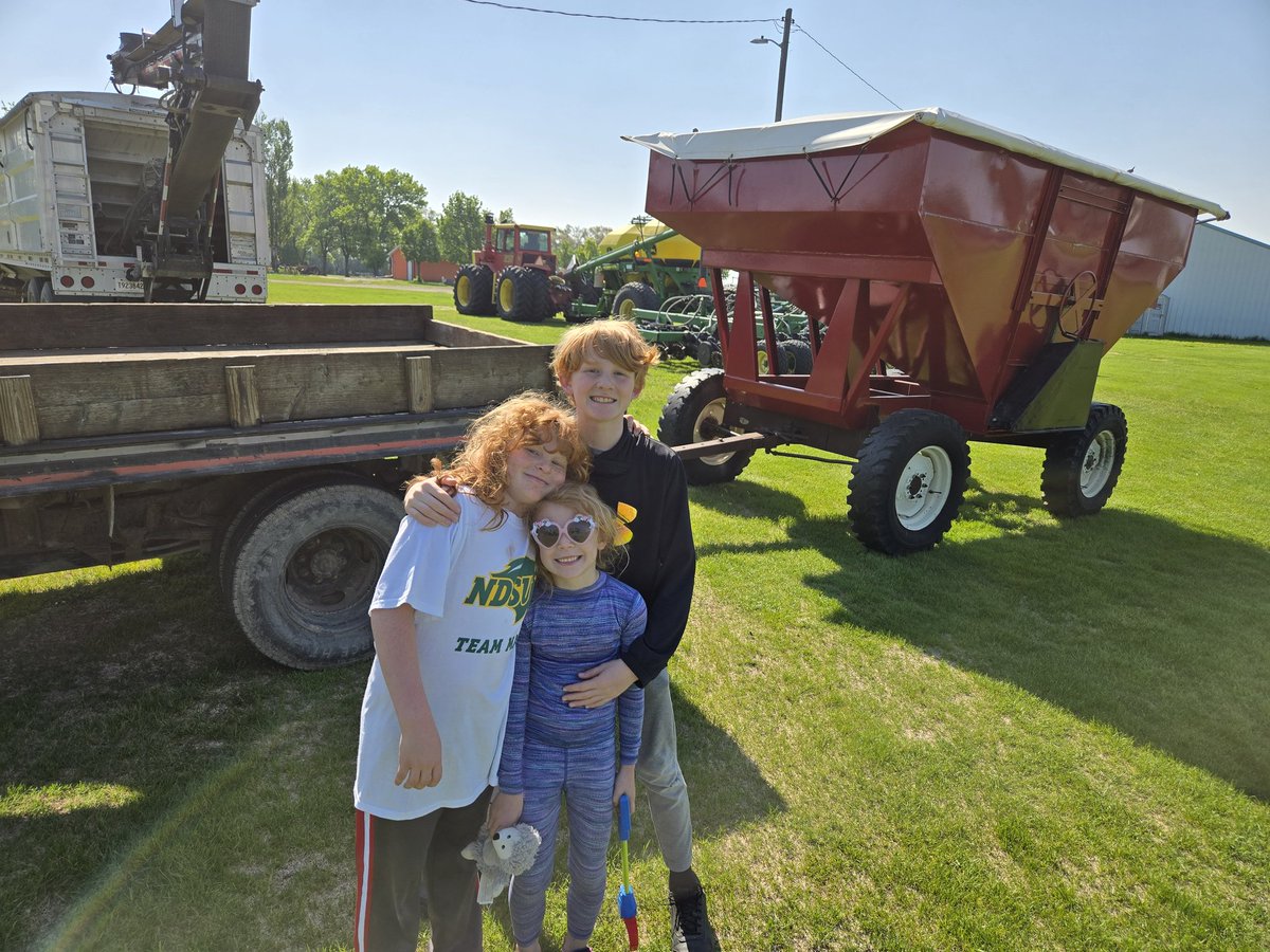 Got a crew today to road trip and drop off my poly crop wagon for 🤞back to soybeans tomorrow.