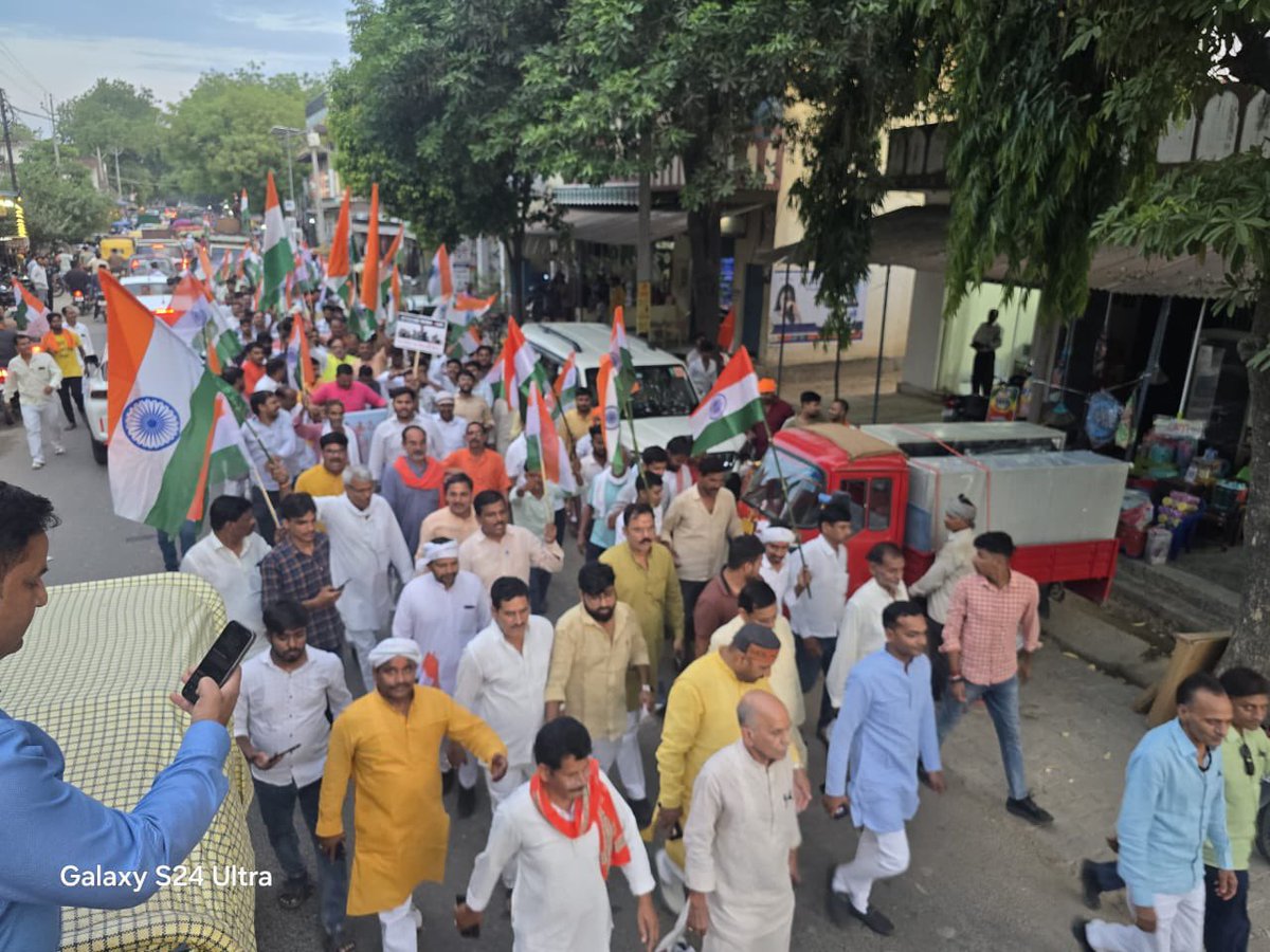 DrMNPandeyMP's tweet photo. आज "ऑपरेशन सिंदूर" के अंतर्गत विधानसभा अजगरा के आयर मंडल में श्री हनुमान मंदिर , आयर से अहिरौली तक एक भव्य तिरंगा यात्रा निकाली गई। जिसमें जनमानस का उत्साह देखने योग्य था।

इस अवसर पर वीर शहीदों एवं वीर सपूतों को कोटि-कोटि श्रद्धांजलि अर्पित की, जिनके बलिदान से आज हम स्वतंत्र हैं।
साथ ही, हमारी सेना के जवानों का भी हृदय से आभार व्यक्त करता हूँ, जो सीमाओं पर दिन-रात राष्ट्र की रक्षा में समर्पित हैं।

यह यात्रा देशभक्ति, एकता और सम्मान का प्रतीक रही — और यही भावना माननीय प्रधानमंत्री श्री @narendramodi जी की सरकार के नेतृत्व में पूरे देश में प्रबल होती जा रही है।

जय हिंद  वंदे मातरम्  भारत माता की जय🇮🇳
