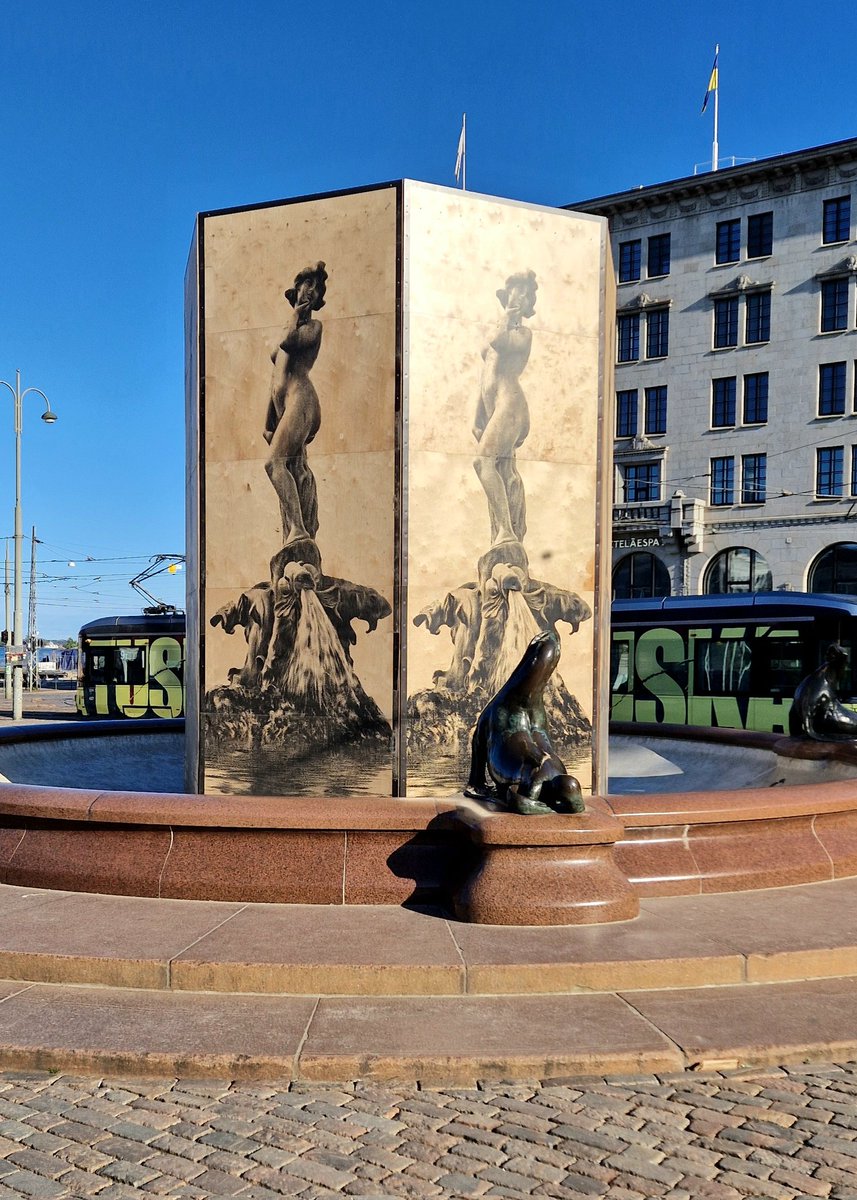 Hei, eikö tänne tullutkaan mitään viisu- ja lätkäporukkaa juhlimaan? Ja minä kun otin siskotkin mukaan bileisiin!