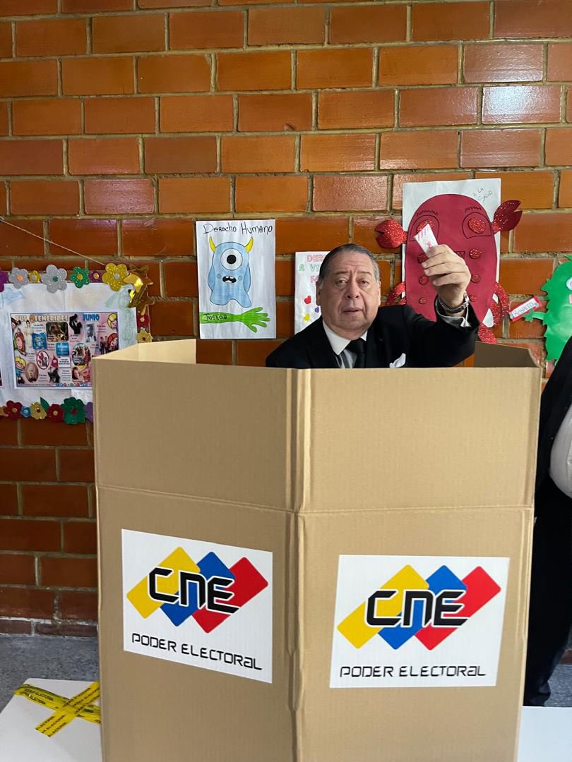 Desde el estado Aragua, parroquia Joaquín Crespo, municipio Girardot, a las 9:42 a.m., en la Unidad Educativa Nacional "Carlos Escarrá Malavé", el diputado Hermann Escarrá Malavé ejerce su derecho soberano al voto en un momento histórico fundamental para Venezuela, en el que se