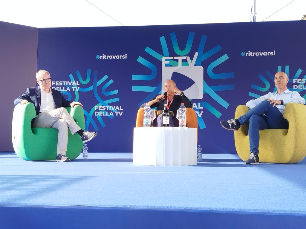 Padre Paolo Benanti, Emanuele Castagno e Virman Cusenza con Andrea Malaguti al #FestivaldellaTv per INTELLIGENZA ARTIFICIALE. NESSUNA REGOLA?

#RINA <a href="/paolobenanti/">Paolo Benanti</a> #EmanueleCastagno <a href="/VirmanCusenza/">Virman Cusenza</a>
