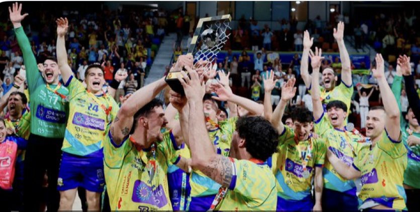 Luismilopez5's tweet image. Mi enhorabuena al @BM_Caserio y a la afición de Ciudad Real por su ascenso. El mítico Quijote Arena acogerá la Liga Asobal 14 años después. Y se une a Alicante, sede del BM de Asobal 33 años después, con el Horneo Heón Alicante. Dos ciudades con mucha historia en el BM español