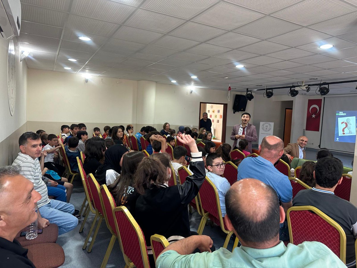 TÜBİTAK tarafından desteklenen bilim söyleşileri kapsamında, Şehit Ferhat Ünelli Bilim ve Sanat Merkezi önemli bir etkinliğe ev sahipliği yaptı.Söyleşiyi 19 Mayıs Üniversitesi Yabancı Diller Eğitimi Bölümü’nde araştırma görevlisi olarak görev yapan Dr. Muhammed Kök gerçekleştirdi