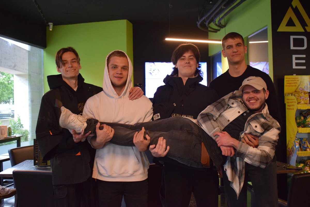 NoctiqEsports's tweet photo. Tegnap lezajlott a Syndicate Valorant sorozatunk második LAN versenye! 🥳
Sok szoros mérkőzésből, interaktív kvízből, és persze rengeteg Monster-ből állt a tegnapi napunk!

Eredmények:
🏆Arbalest
🥈VAD
🥉UwU
4⃣ @IWE_esport 

🎯MVP: @sdhru2 

Köszönjük mindenkinek a részvételt! ❤️ https://t.co/9iRzdMQIQh