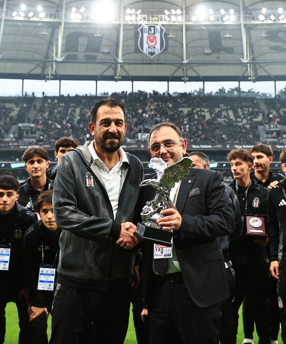 Şampiyon Takımlarımız Tüpraş Stadyumu’nda Taraftarlarımızı Selamladı

🔗 bjk.com.tr/tr/haber/91711