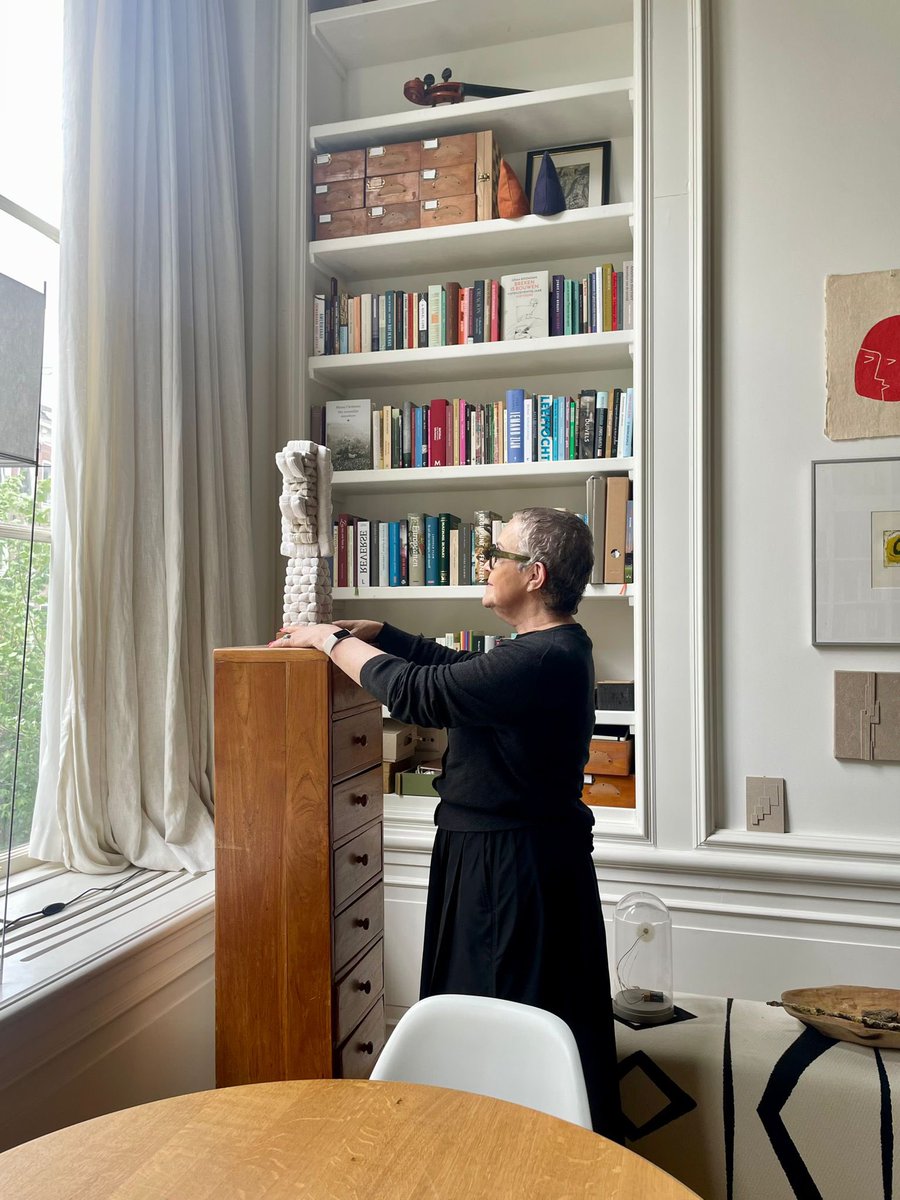 Over een nieuwe vestiging 

Het is zo dat ik, wanneer ik aan iets nieuws begon - of dit nu een studie betrof, een nieuwe liefde, een nieuw te lezen boek of zelfs, toen ik dertig was, wel eens nadacht over een nieuw kind, - ik ‘had’ geen kerngezin maar was moeder van een liefdevol