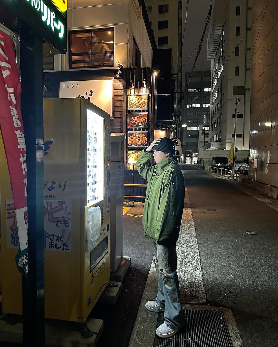 yunwoosnation's tweet photo. loretinys trying to figure out what a vending machine has to do with overthrowing the government : https://t.co/63xcD6B48H