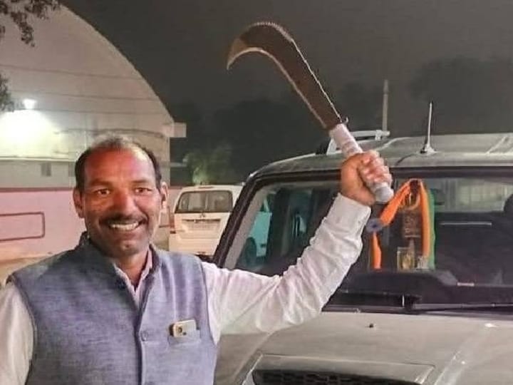 Akash Rathore (@akashrathore77) on Twitter photo <a href="/JaikyYadav16/">Jaiky Yadav</a> मनोहर लाल धाकड़ की गिरफ्तारी और इस घटना ने मध्य प्रदेश की राजनीति और सामाजिक चर्चाओं को हिलाकर रख दिया है।
वायरल वीडियो ने न केवल धाकड़ की व्यक्तिगत प्रतिष्ठा को नुकसान पहुँचाया, बल्कि बीजेपी को भी सफाई देने पर मजबूर कर दिया।
पुलिस की कार्रवाई और धाकड़ का आत्मसमर्पण इस मामले <a href="/JaikyYadav16/">Jaiky Yadav</a> मनोहर लाल धाकड़ की गिरफ्तारी और इस घटना ने मध्य प्रदेश की राजनीति और सामाजिक चर्चाओं को हिलाकर रख दिया है।
वायरल वीडियो ने न केवल धाकड़ की व्यक्तिगत प्रतिष्ठा को नुकसान पहुँचाया, बल्कि बीजेपी को भी सफाई देने पर मजबूर कर दिया।
पुलिस की कार्रवाई और धाकड़ का आत्मसमर्पण इस मामले