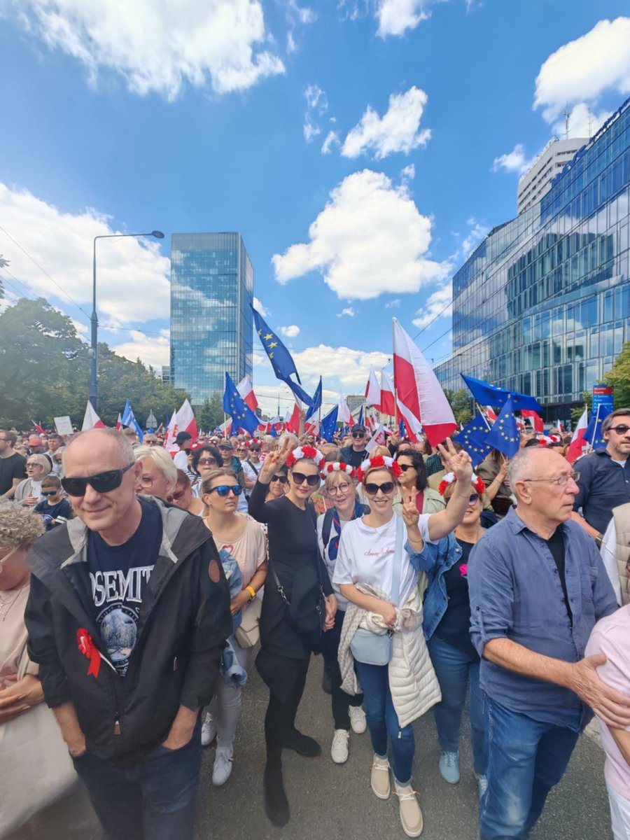 Fota z lekkim opóźnieniem, bo po #WielkiMarszPatriotow poszliśmy na wino. Białe i czerwone. 😉 Kochani, to był mobilizacyjny SZTOS. Moc jest z nami! ❤️#PolskaCałaNaRafała ✌🏻 Ps. Czarne charakterki zawsze na czarno. Biało- czerwona zawsze w sercu. 🇵🇱