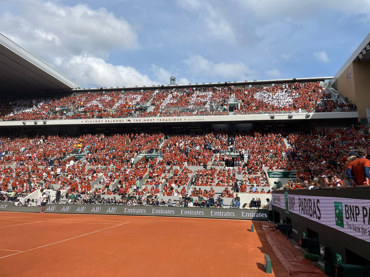 UniversTennis's tweet image. Le Court Philippe-Chatrier se dessine en hommage à Rafael Nadal avant la cérémonie. 🧡🇪🇸