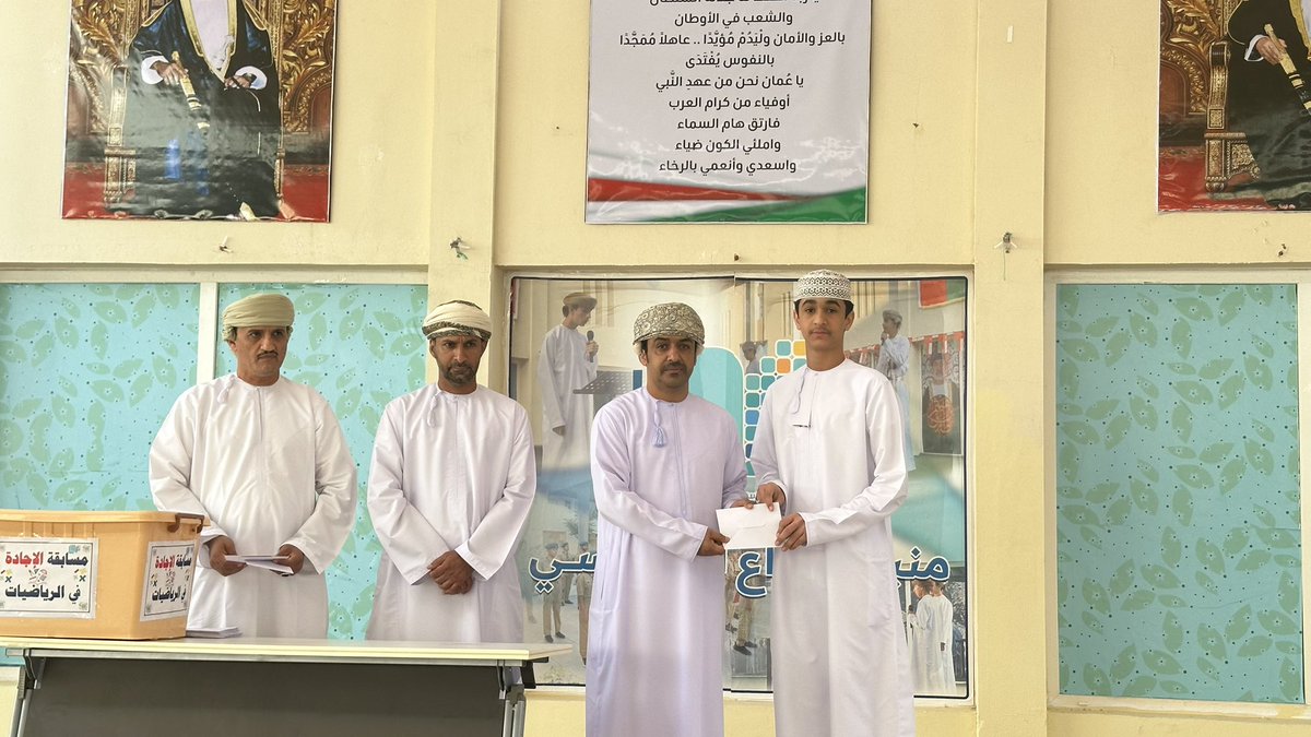 إدارة المدرسة تكرم الصفوف الفائزة في دوري الإبداع الإذاعي، وهما: الصف الثامن من المجموعة الأولى، والصف الحادي عشر من المجموعة الثانية، وذلك لتميّزهم في الأداء وروح الفريق. وقد تمثّل هذا الإنجاز بجهود رائعة قدّمها ١٦ طالباً أبدعوا في تقديم فقرات إذاعية متميزة. 
متمنين لهم دوام