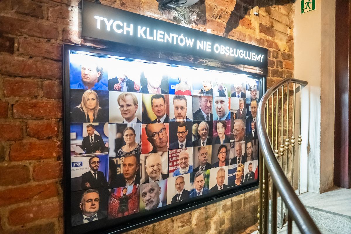 GrzowZLXQAAAV9L?format=jpg&name=medium