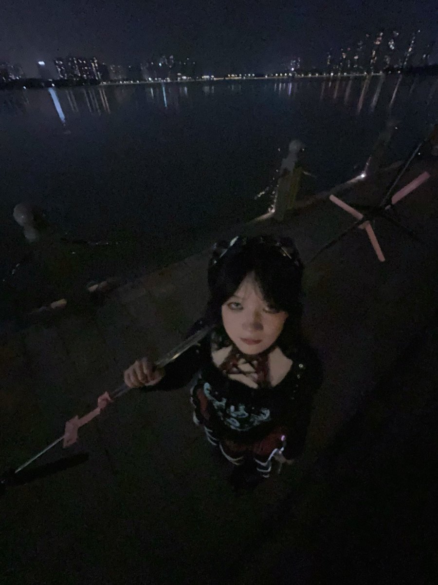 出门拍照就这样扛着自拍杆🐭🐭