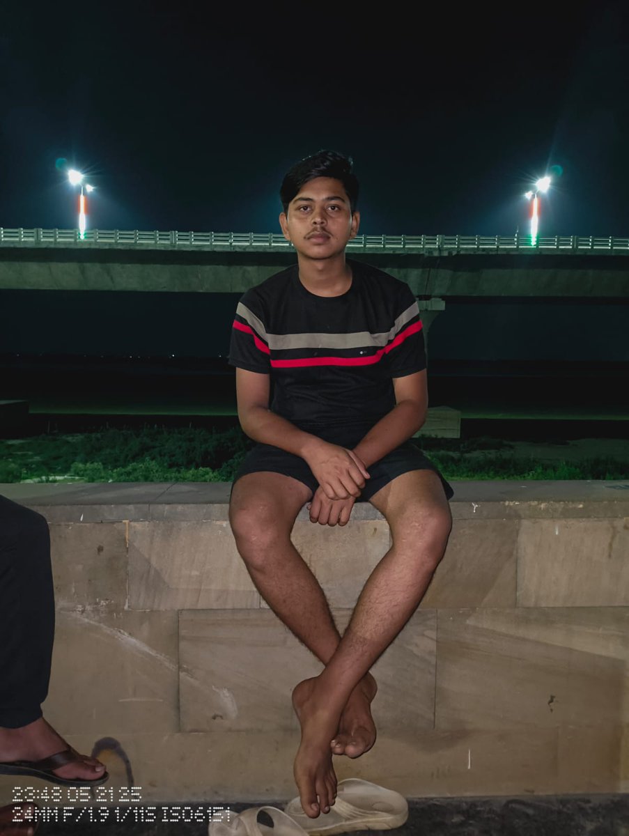 Kitaben saathi hain, yaadein humsafar ban gayi,
Ghar se door akela, khushi bhi ajnabee lagti hai.🥺💔