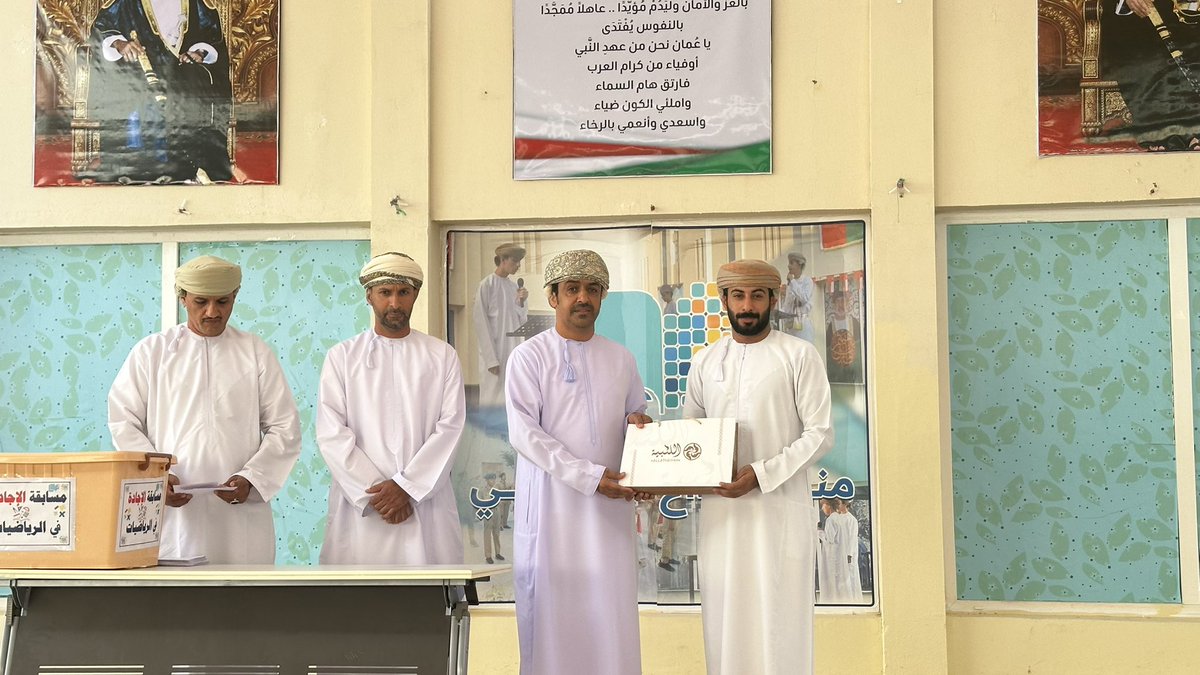 إدارة المدرسة تكرّم الأستاذ صالح الأغبري والأستاذ حمزة الجلنداني، روّاد الصفين الثامن والحادي عشر، لفوز صفوفهما في مسابقة #دوري_الإبداع_الإذاعي. شكراً لجهودكم في دعم الطلبة وتعزيز روح الإبداع والتميّز.🌹🇴🇲
#تعليمية_شمال_الشرقية