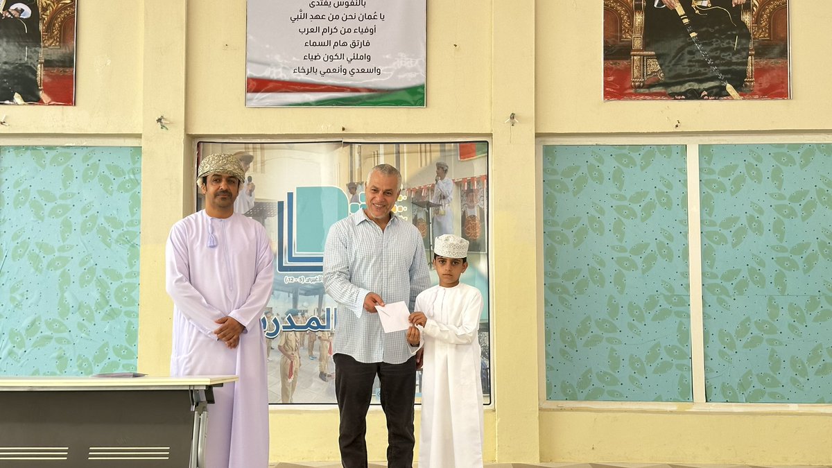 إدارة المدرسة تكرّم فريق العزف الموسيقي (14 طالباً) تقديراً لجهودهم المتميزة في عزف أداء التمارين الصباحية والسلام الوطني خلال الطابور الصباحي.
 شكراً لعطائكم وإبداعكم.🌹🇴🇲
#تعليمية_شمال_الشرقية