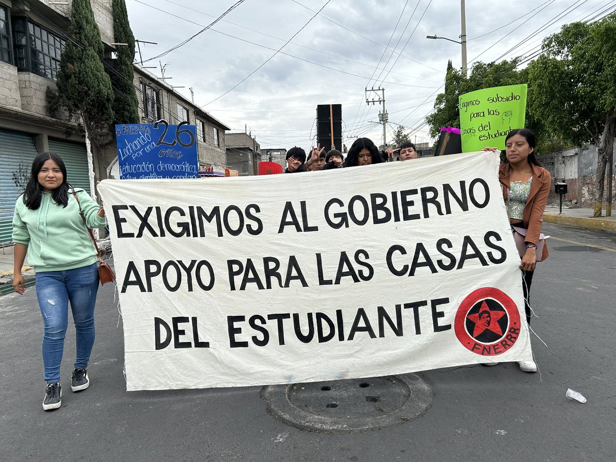 FNERRR_NACIONAL's tweet photo. 🔴📣 #AlMomento || 
Se está llevando a cabo la nuestra marcha de 1,000 estudiantes en Chimalhuacán, para festejar el 26 aniversario de la FNERRR

¡Festejando, festejando también se está luchando! 📚❤️‍🔥👊🏼📣 https://t.co/Ht2L7q2haL
