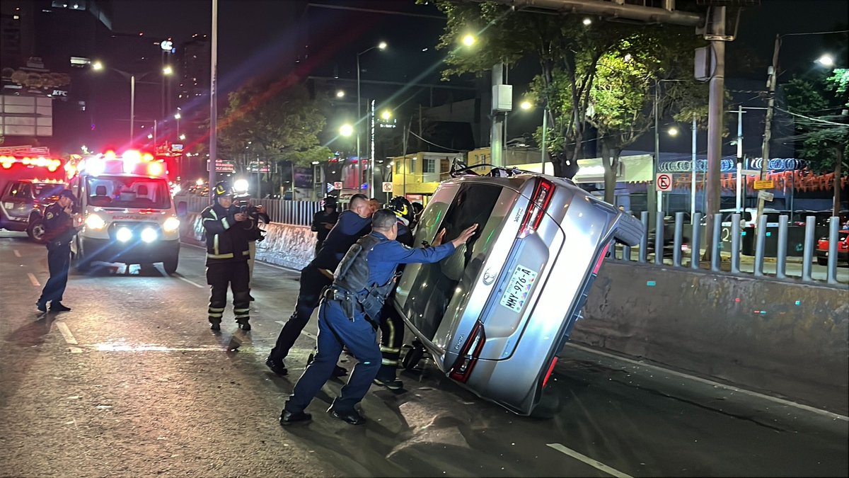#MientrasDormía | Dos accidentes automovilísticos sucedieron en las calles de #CDMX esta noche y madrugada.

En uno de ellos, el conductor y sus acompañantes abandonaron el auto.

aztecanoticias.info/3SkO6RX