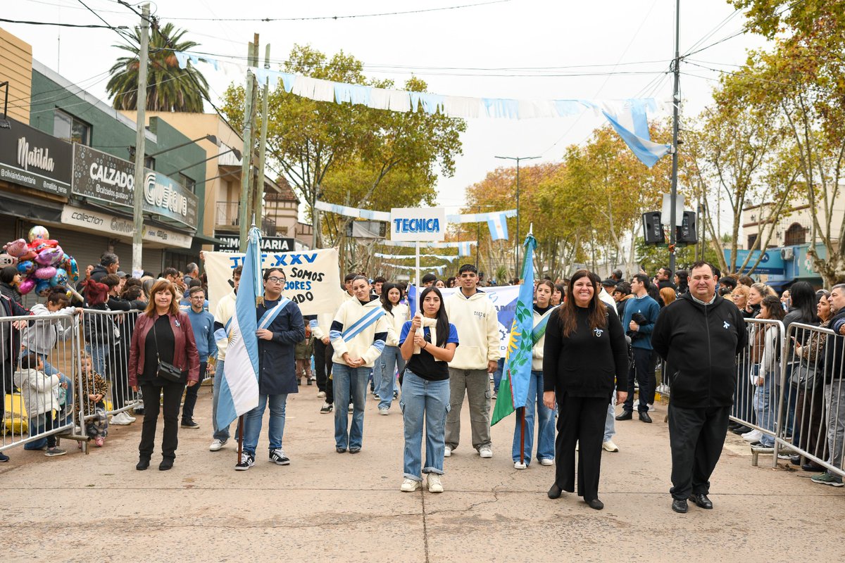 📚 Participaron del Desfile Patrio nuestra querida comunidad educativa que, con mucha emoción, llenó de colores nuestras calles con la presencia de sus estudiantes.

Felicitamos a todas las instituciones educativas por ser parte de este día tan especial. 🇦🇷☀️