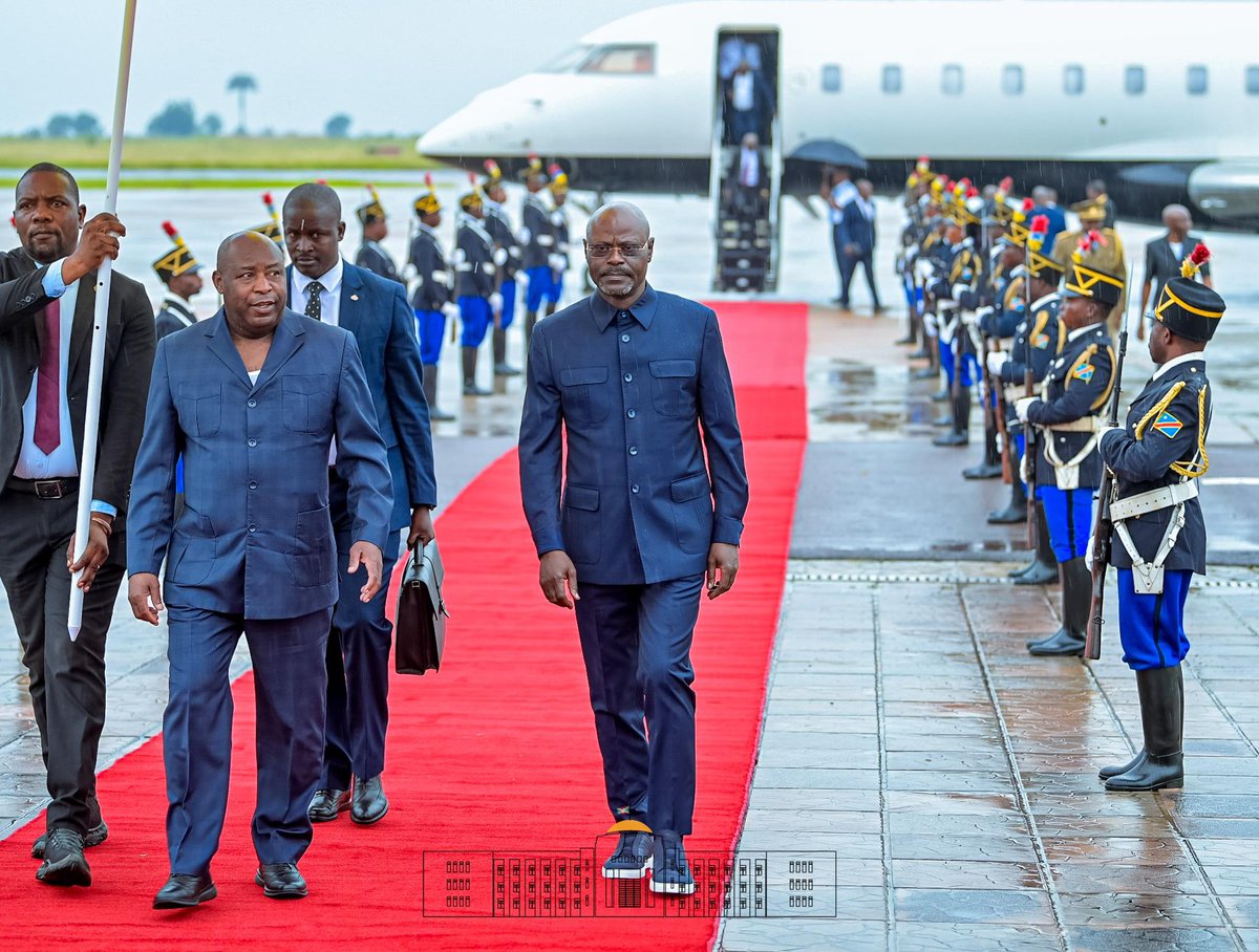barampenze's tweet photo. SE @GeneralNeva est arrivé en RDC, accueilli à Ndjili par le Ministre de la Défense, SE Guy Kabombo.
Il a ensuite été chaleureusement reçu au Palais par SE Félix Tshisekedi.
@NtareHouse
@gakizafierte
@Gatoni_RG https://t.co/zHc34waSOg