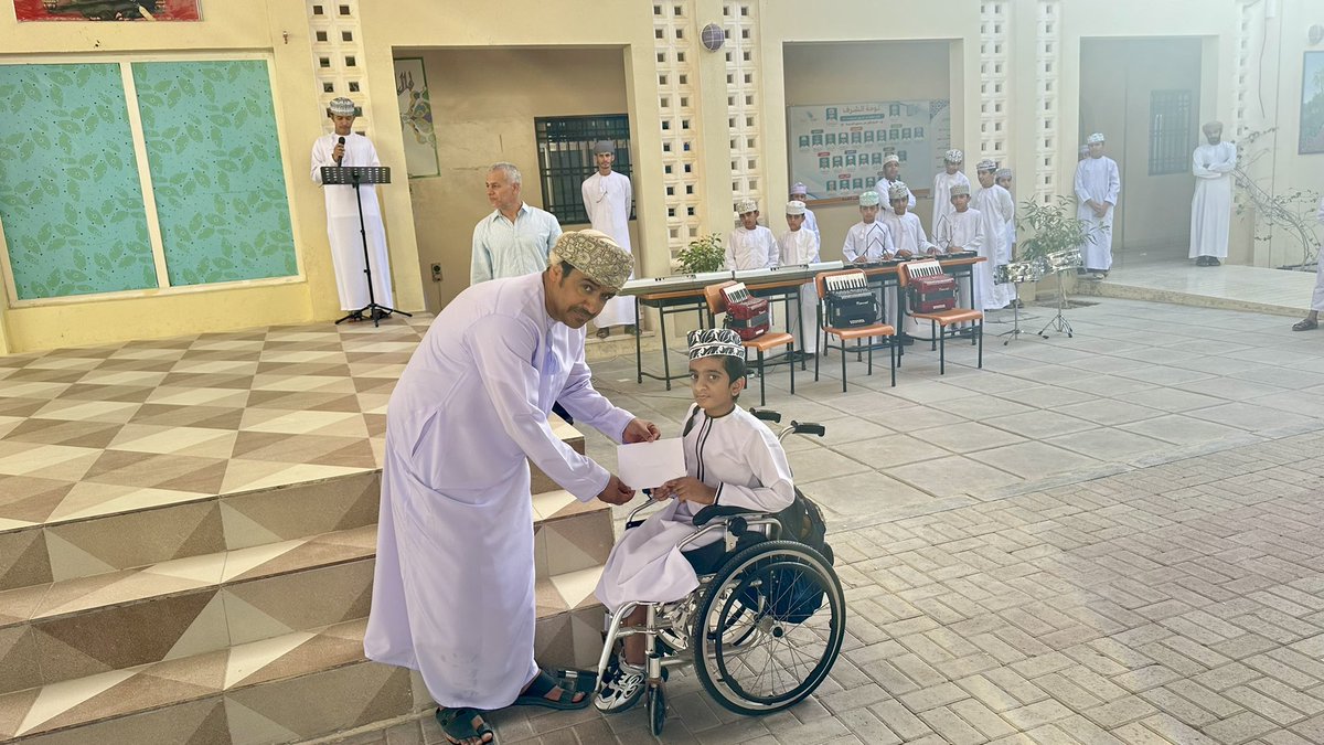 إدارة المدرسة تكرّم الطلبة الفائزين في مسابقة منشد المدرسة:
المركز الأول: حمد الأغبري
المركز الثاني: سليمان الأغبري
المركز الثالث: محمد الأغبري
المركز الرابع: اليزن الأغبري
نبارك لهم هذا التألق ونتمنى لهم مزيداً من الإبداع والتميّز.🌹🇴🇲
#تعليمية_شمال_الشرقية