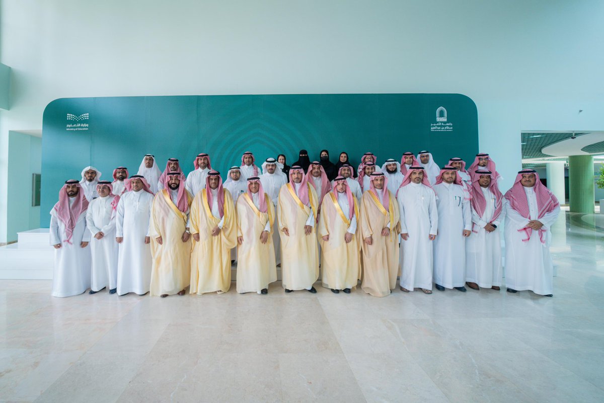 ألتقى معالي وزير التعليم رئيس مجلس شؤون الجامعات، خلال زيارته لـ #جامعة_الأمير_سطام قيادات الجامعة، وأشاد خلال حديثه بدعم القيادة الرشيدة للتعليم ودور الجامعات في تحقيق مستهدفات الرؤية، كما اطّلع على الهوية الجديدة للجامعة، وعرضًا مرئيًا عن المنجزات، وزار معرض ابتكارات الطلاب،