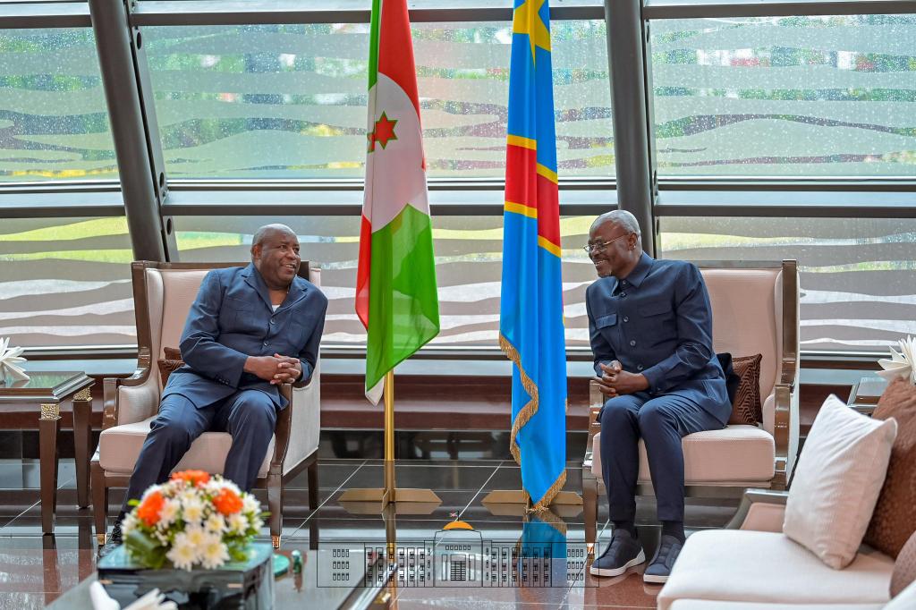barampenze's tweet photo. SE @GeneralNeva est arrivé en RDC, accueilli à Ndjili par le Ministre de la Défense, SE Guy Kabombo.
Il a ensuite été chaleureusement reçu au Palais par SE Félix Tshisekedi.
@NtareHouse
@gakizafierte
@Gatoni_RG https://t.co/zHc34waSOg