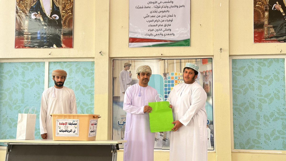 أسرة الرياضيات بقيادة الأستاذ حمزة الجلنداني تكرّم الفائزين في مسابقة الإجادة في الرياضيات، عبر السحب من الصندوق المخصص، باختيار طالبين من كل مجموعة (3 مجموعات).
نُبارك للفائزين ونتمنى لهم دوام التميز🌹🇴🇲
#شكرا لأسرة الرياضيات 
#تعليمية_شمال_الشرقية