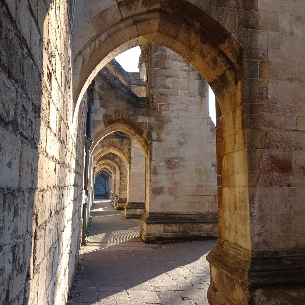 Curle's Passage  by <a href="/WinCathedral/">Winchester Cathedral</a> owill be closed on Wednesday &amp; Thursday this week. You can still get to Kingsgate area via the Weirs, St Swithun St or Colebrook St. We hope you won't be put off getting to our lovely part of Winchester. 

<a href="/KingsgteVillage/">KingsgateVillage</a> #hellowinchester