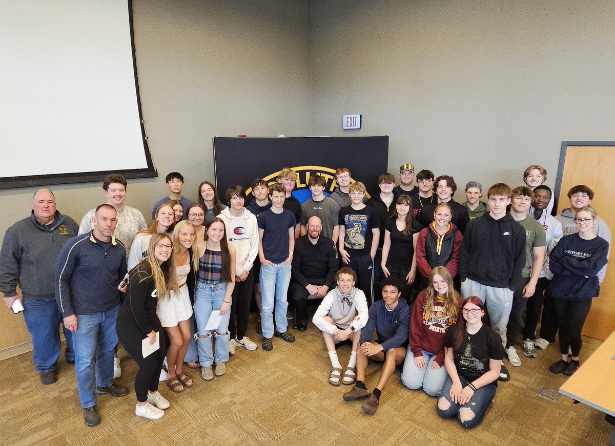 SgtHurst_DPD's tweet image. This past week, we had students from East and Denfeld come to headquarters for a tour. These students are all taking an Intro to Law Enforcement class at their respective schools.
