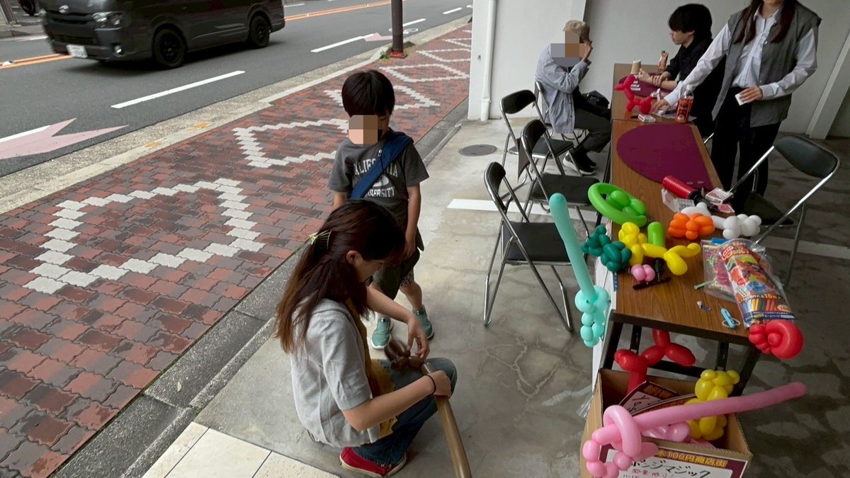 d_hocus_pocus's tweet photo. また千本通100円商店街に今回も参加させていただきました！
バルーンアートとクロースアップマジックが大活躍で多くの方がお越しくださいました😊 https://t.co/zxoDOoQ8D5